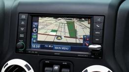 Jeep Wrangler III Unlimited Facelifting 2.8 DOHC I-4 Turbo CRD 200KM - galeria redakcyjna 2 - konsol