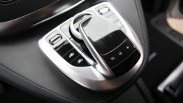 Mercedes Klasa V 250 BlueTEC 190KM - galeria redakcyjna - panel sterowania na konsoli środkowej