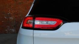 Jeep Cherokee V 2.0 TD 170KM - galeria redakcyjna - lewy tylny reflektor - włączony