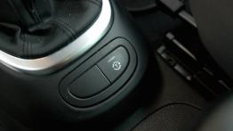 Fiat 500L Trekking 1.6 MultiJet II - galeria redakcyjna - tunel środkowy między fotelami