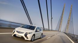 Opel Ampera - wersja przedprodukcyjna - przód - reflektory włączone