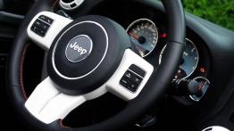 Jeep Wrangler III Unlimited Facelifting 2.8 DOHC I-4 Turbo CRD 200KM - galeria redakcyjna 2 - kierow