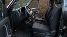 Suzuki Jimny Standard 1.3 VVT 85KM - galeria redakcyjna - widok ogólny wnętrza z przodu