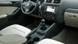 Volkswagen Jetta VI Sedan 2.0 TDI CR DPF 140KM - galeria redakcyjna - kokpit