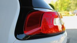 Jeep Cherokee V 2.0 TD 170KM - galeria redakcyjna - lewy tylny reflektor - włączony