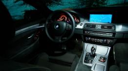 BMW Seria 5 F10-F11 Touring 520d 184KM - galeria redakcyjna - kokpit, nocne zdjęcie