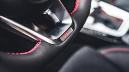 Kia ProCeed GT 1.6 T-GDI 204 KM - galeria redakcyjna - widok ogólny wnętrza z przodu