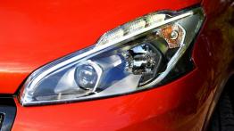 Peugeot 208 5d Facelifting 1.2 PureTech 110 KM - galeria redakcyjna - lewy przedni reflektor - wyłąc