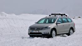 Volkswagen Passat B7 Alltrack 2.0 TDI CR DPF BlueMotion 170KM - galeria redakcyjna - widok z przodu