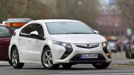 Opel Ampera - wersja przedprodukcyjna - przód - reflektory włączone