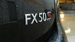 Infiniti FX II Crossover Facelifting 5.0 V8 390KM - galeria redakcyjna - emblemat