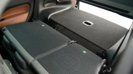 Fiat 500L Trekking 1.6 MultiJet II - galeria redakcyjna - tylna kanapa złożona, widok z boku