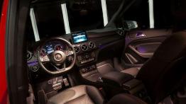 Mercedes Klasa B 200 (2016) - galeria redakcyjna - kokpit, nocne zdjęcie