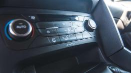 Ford Focus ST FL - galeria redakcyjna - panel sterowania wentylacją i nawiewem