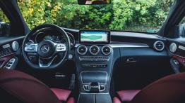 Mercedes Klasa C 220d 4MATIC - galeria redakcyjna  - widok ogólny wnętrza z przodu