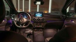 Mercedes Klasa B 200 (2016) - galeria redakcyjna - kokpit, nocne zdjęcie