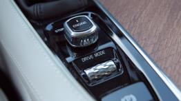 Volvo XC90 II - galeria redakcyjna - tunel środkowy między fotelami