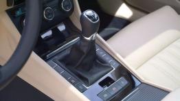 Skoda Superb III Sedan - galeria redakcyjna - dźwignia zmiany biegów