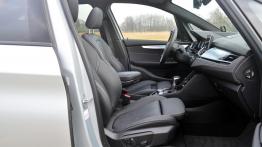 BMW Seria 2 Active Tourer 225xe - galeria redakcyjna - widok ogólny wnętrza z przodu