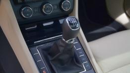 Skoda Superb III Sedan - galeria redakcyjna - dźwignia zmiany biegów