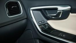 Volvo V60 2.4 D6 Plug-in Hybrid - galeria redakcyjna - drzwi pasażera od wewnątrz