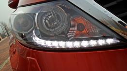 Kia Sportage III 2.0 CRDi 184KM - galeria redakcyjna - prawy przedni reflektor - włączony