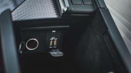 Lexus GS F - galeria redakcyjna - gniazda w tunelu ?rodkowym