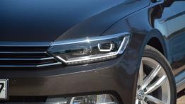Volkswagen Passat B8 w Sardynii - galeria redakcyjna - lewy przedni reflektor - włączony