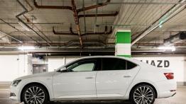 Skoda Superb L&K 2.0 TDI 150 KM - galeria redakcyjna - lewy bok