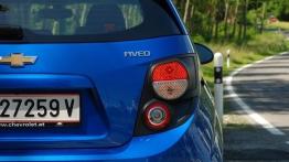 Chevrolet Aveo T300 - galeria redakcyjna - prawy tylny reflektor - włączony
