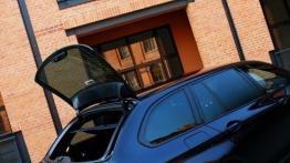 BMW Seria 5 F10-F11 Touring 520d 184KM - galeria redakcyjna - tył - bagażnik otwarty