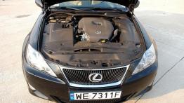 Lexus IS 220d - maska otwarta