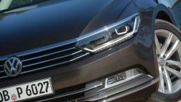 Volkswagen Passat B8 w Sardynii - galeria redakcyjna - lewy przedni reflektor - włączony