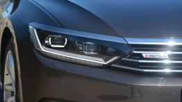 Volkswagen Passat B8 w Sardynii - galeria redakcyjna - prawy przedni reflektor - włączony