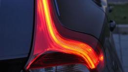 Volvo V40 II Hatchback 1.6 T3 150KM - galeria redakcyjna - prawy tylny reflektor - włączony