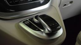 Mercedes Marco Polo - galeria redakcyjna - panel sterowania na tunelu środkowym