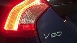 Volvo V60 Kombi 2.0 D3 163KM - galeria redakcyjna - lewy tylny reflektor - włączony