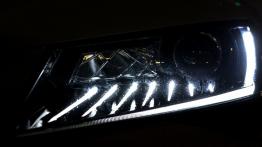 Skoda Superb L&K 2.0 TDI 150 KM - galeria redakcyjna - prawy przedni reflektor - włączony