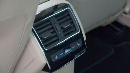 Skoda Superb III Sedan - galeria redakcyjna - tunel środkowy z tyłu