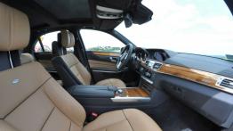Mercedes Klasa E W212 Facelifting - galeria redakcyjna - widok ogólny wnętrza z przodu