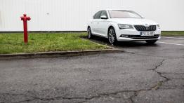 Skoda Superb L&K 2.0 TDI 150 KM - galeria redakcyjna - widok z przodu