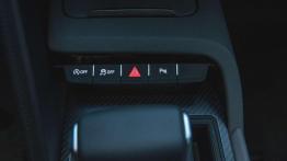 Audi R8 V10 Plus - galeria redakcyjna - gniazda w tunelu środkowym