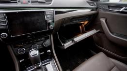Skoda Superb L&K 2.0 TDI 150 KM - galeria redakcyjna - schowek przedni otwarty