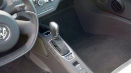 Volkswagen XL1 0.8 TDI Hybrid 69KM - galeria redakcyjna - tunel środkowy między fotelami