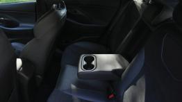 Hyundai i30 N Performance ? galeria redakcyjna - tylna kanapa, pod?okietnik roz?o?ony