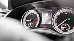 Skoda Superb L&K 2.0 TDI 150 KM - galeria redakcyjna - zestaw wskaźników