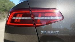 Volkswagen Passat B8 w Sardynii - galeria redakcyjna - lewy tylny reflektor - włączony