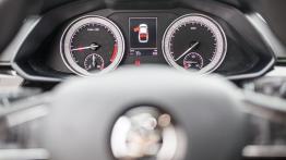 Skoda Superb L&K 2.0 TDI 150 KM - galeria redakcyjna - zestaw wskaźników