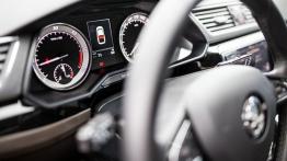 Skoda Superb L&K 2.0 TDI 150 KM - galeria redakcyjna - zestaw wskaźników