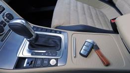 Volkswagen CC - galeria redakcyjna - tunel środkowy między fotelami